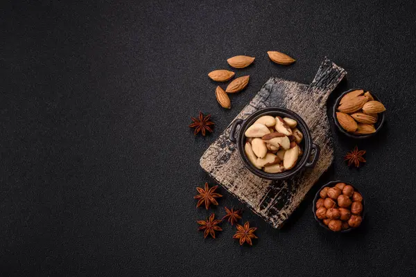 Koyu beton arka planda seramik kasede Brezilya fındık çekirdekleri