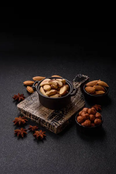 Koyu beton arka planda seramik kasede Brezilya fındık çekirdekleri