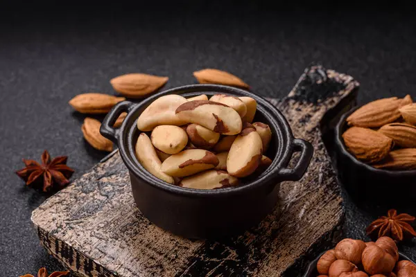 Koyu beton arka planda seramik kasede Brezilya fındık çekirdekleri