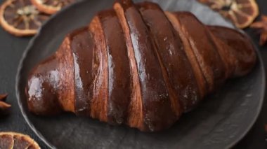 Koyu beton kaplamalı çikolatalı kruvasan tatlısı. Kruvasan ve kahvaltı ekmeği.