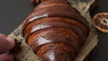 Koyu beton kaplamalı çikolatalı kruvasan tatlısı. Kruvasan ve kahvaltı ekmeği.