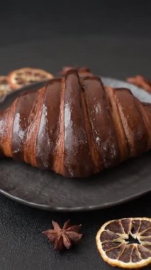 Koyu beton kaplamalı çikolatalı kruvasan tatlısı. Kruvasan ve kahvaltı ekmeği.