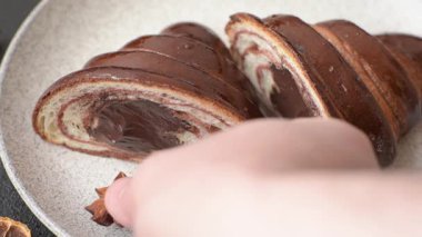 Koyu beton kaplamalı çikolatalı kruvasan tatlısı. Kruvasan ve kahvaltı ekmeği.