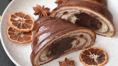 Koyu beton kaplamalı çikolatalı kruvasan tatlısı. Kruvasan ve kahvaltı ekmeği.