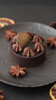 Çikolatalı turta ya da meyveli fındıklı tatlı. Koyu beton arka planda tatlı hamur işleri.