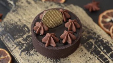 Çikolatalı turta ya da meyveli fındıklı tatlı. Koyu beton arka planda tatlı hamur işleri.