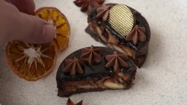 Çikolatalı turta ya da meyveli fındıklı tatlı. Koyu beton arka planda tatlı hamur işleri.