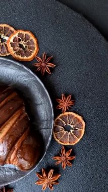 Koyu beton kaplamalı çikolatalı kruvasan tatlısı. Kruvasan ve kahvaltı ekmeği.