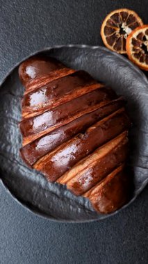 Koyu beton kaplamalı çikolatalı kruvasan tatlısı. Kruvasan ve kahvaltı ekmeği.