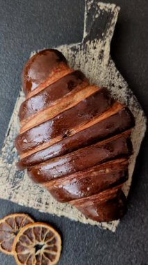 Koyu beton kaplamalı çikolatalı kruvasan tatlısı. Kruvasan ve kahvaltı ekmeği.