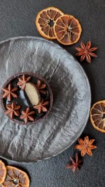 Çikolatalı turta ya da meyveli fındıklı tatlı. Koyu beton arka planda tatlı hamur işleri.