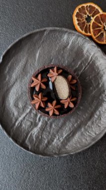 Çikolatalı turta ya da meyveli fındıklı tatlı. Koyu beton arka planda tatlı hamur işleri.