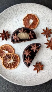 Çikolatalı turta ya da meyveli fındıklı tatlı. Koyu beton arka planda tatlı hamur işleri.