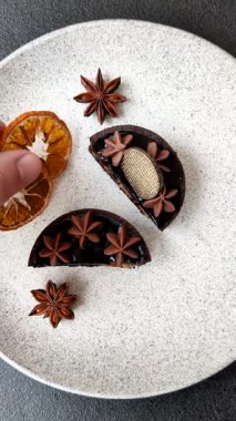 Çikolatalı turta ya da meyveli fındıklı tatlı. Koyu beton arka planda tatlı hamur işleri.