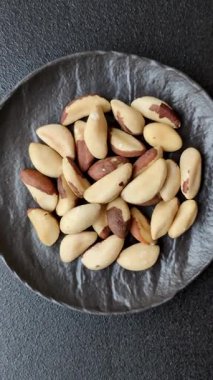 Brezilya fındığı kasede, selenyum içerikli bir yemek. Faydalı vejetaryen yemekleri