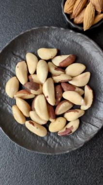 Brezilya fındığı kasede, selenyum içerikli bir yemek. Faydalı vejetaryen yemekleri