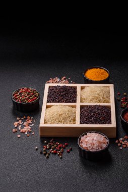 Seramik kasede beyaz ve kırmızı çiğ pirinç taneleri. Pirinç Asya organik gıdasının bir malzemesidir.