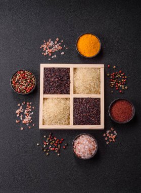 Seramik kasede beyaz ve kırmızı çiğ pirinç taneleri. Pirinç Asya organik gıdasının bir malzemesidir.