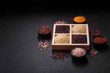 Seramik kasede beyaz ve kırmızı çiğ pirinç taneleri. Pirinç Asya organik gıdasının bir malzemesidir.