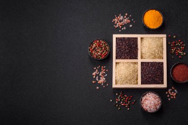 Seramik kasede beyaz ve kırmızı çiğ pirinç taneleri. Pirinç Asya organik gıdasının bir malzemesidir.