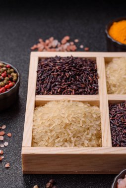 Seramik kasede beyaz ve kırmızı çiğ pirinç taneleri. Pirinç Asya organik gıdasının bir malzemesidir.