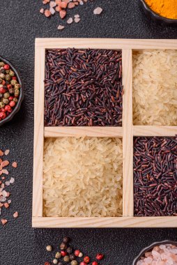 Seramik kasede beyaz ve kırmızı çiğ pirinç taneleri. Pirinç Asya organik gıdasının bir malzemesidir.