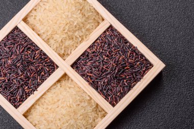 Seramik kasede beyaz ve kırmızı çiğ pirinç taneleri. Pirinç Asya organik gıdasının bir malzemesidir.