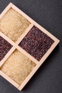 Seramik kasede beyaz ve kırmızı çiğ pirinç taneleri. Pirinç Asya organik gıdasının bir malzemesidir.