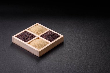 Seramik kasede beyaz ve kırmızı çiğ pirinç taneleri. Pirinç Asya organik gıdasının bir malzemesidir.