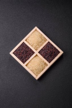 Seramik kasede beyaz ve kırmızı çiğ pirinç taneleri. Pirinç Asya organik gıdasının bir malzemesidir.