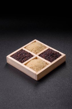 Seramik kasede beyaz ve kırmızı çiğ pirinç taneleri. Pirinç Asya organik gıdasının bir malzemesidir.