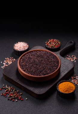 Seramik bir kasede kırmızı veya kahverengi çiğ pirinç. Pirinç Asya organik gıdasının bir malzemesidir.