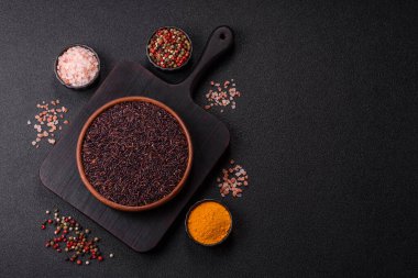 Seramik bir kasede kırmızı veya kahverengi çiğ pirinç. Pirinç Asya organik gıdasının bir malzemesidir.