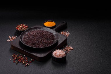 Seramik bir kasede kırmızı veya kahverengi çiğ pirinç. Pirinç Asya organik gıdasının bir malzemesidir.