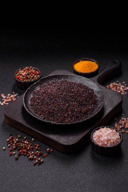 Seramik bir kasede kırmızı veya kahverengi çiğ pirinç. Pirinç Asya organik gıdasının bir malzemesidir.