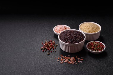 Seramik bir kasede kırmızı veya kahverengi çiğ pirinç. Pirinç Asya organik gıdasının bir malzemesidir.