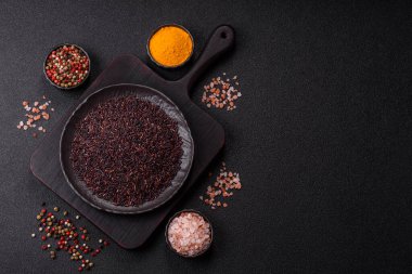 Seramik bir kasede kırmızı veya kahverengi çiğ pirinç. Pirinç Asya organik gıdasının bir malzemesidir.