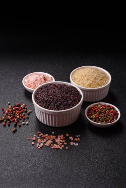 Seramik bir kasede kırmızı veya kahverengi çiğ pirinç. Pirinç Asya organik gıdasının bir malzemesidir.