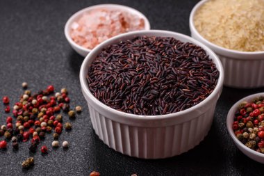 Seramik bir kasede kırmızı veya kahverengi çiğ pirinç. Pirinç Asya organik gıdasının bir malzemesidir.