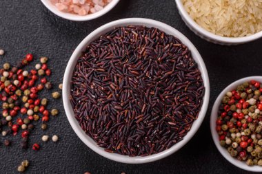 Seramik bir kasede kırmızı veya kahverengi çiğ pirinç. Pirinç Asya organik gıdasının bir malzemesidir.