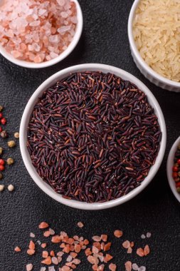 Seramik bir kasede kırmızı veya kahverengi çiğ pirinç. Pirinç Asya organik gıdasının bir malzemesidir.