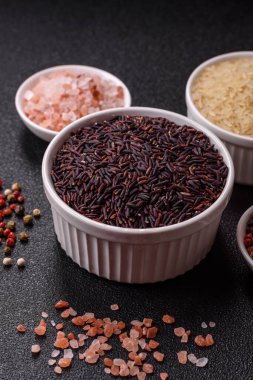 Seramik bir kasede kırmızı veya kahverengi çiğ pirinç. Pirinç Asya organik gıdasının bir malzemesidir.