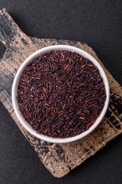 Seramik bir kasede kırmızı veya kahverengi çiğ pirinç. Pirinç Asya organik gıdasının bir malzemesidir.