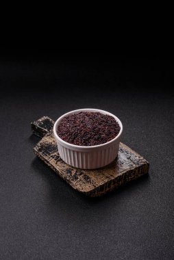 Seramik bir kasede kırmızı veya kahverengi çiğ pirinç. Pirinç Asya organik gıdasının bir malzemesidir.