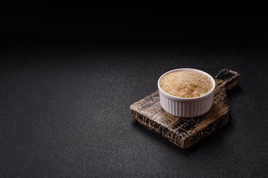 Seramik kasede beyaz çiğ pirinç. Pirinç Asya organik gıdasının bir malzemesidir.