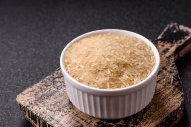 Seramik kasede beyaz çiğ pirinç. Pirinç Asya organik gıdasının bir malzemesidir.