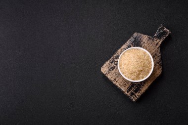 Seramik kasede beyaz çiğ pirinç. Pirinç Asya organik gıdasının bir malzemesidir.