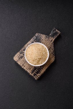 Seramik kasede beyaz çiğ pirinç. Pirinç Asya organik gıdasının bir malzemesidir.