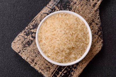 Seramik kasede beyaz çiğ pirinç. Pirinç Asya organik gıdasının bir malzemesidir.