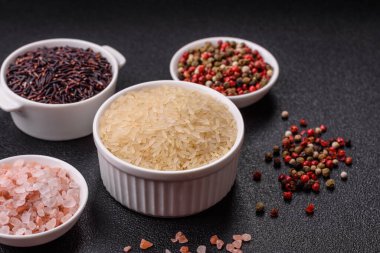 Seramik kasede beyaz çiğ pirinç. Pirinç Asya organik gıdasının bir malzemesidir.